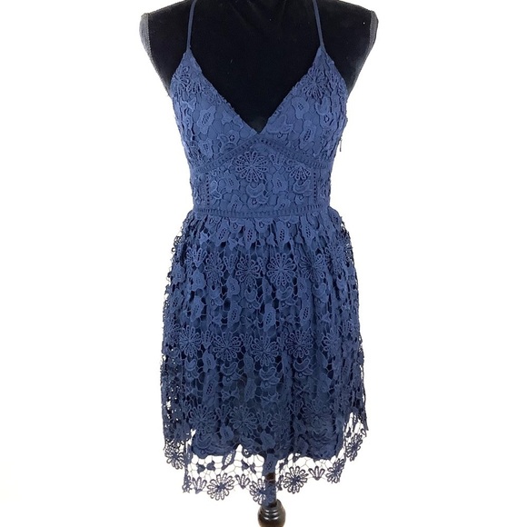 Hollister Dresses & Skirts - 𝅺HOLLISTER STRAPPY OPEN BACK LACE DRESS